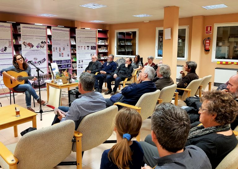 La Biblioteca Acull Lacte Central A Lleida Del Dia De La Poesia Amb Un